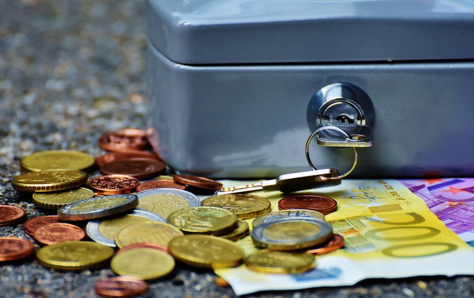 Should I Lock In a 5-Year CD or Choose a Shorter Term if Rates May Fall?